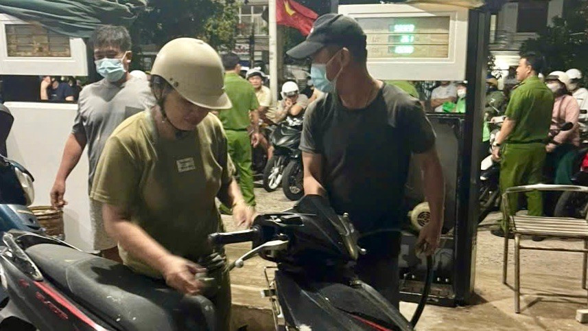 Người dân đặc khu Phú Quý được cung cấp xăng từ kho dự trữ.