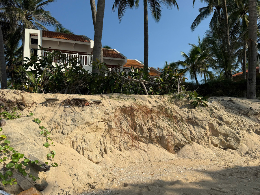 Nhiều cơ sở du lịch tại Mũi Né thường xuyên bị sạt lở do biển xâm thực.