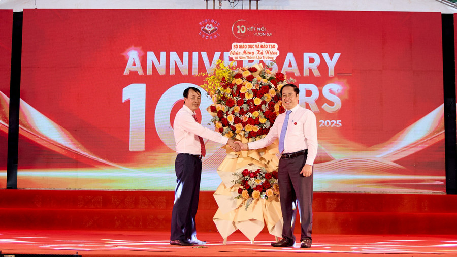 Đại diện Bộ Giáo dục và Đào tạo tặng lẵng hoa chúc mừng 10 năm thành lập trường Victory. nhan-hoa-chuc-mung-tu-dai-dien-bo-giao-duc-va-dao-tao-158.jpg