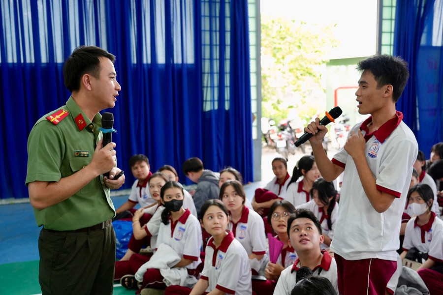 Học sinh trả lời các câu hỏi về kỹ năng bảo vệ bản thân khi tham gia mạng xã hội. z7323029677333-87bb2d83d0ec3dd93e71d8f683a3d4ec.jpg