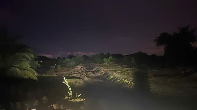 Lực lượng chức năng xã Tuy Phong (tỉnh Lâm Đồng) xuyên đêm tìm người mất tích. z7179932069862-8aa583ef88e462d91538ddcd0c5d8c44.jpg