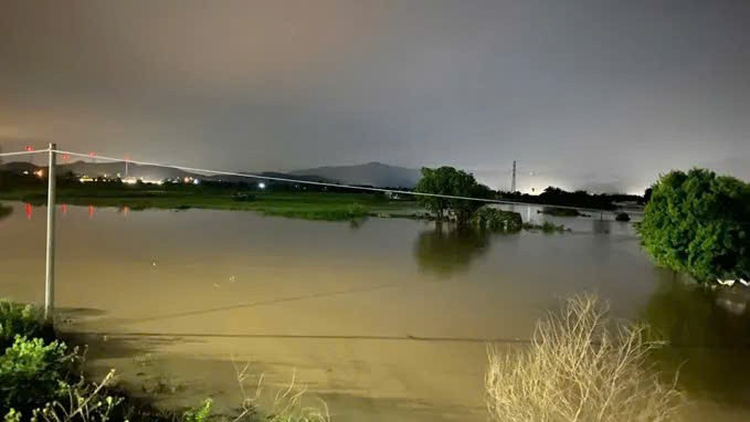 Lượng nước đổ về rất lớn, nhiều người dân sơ tán lên trường học tránh lũ. z7179932068475-c39b1431d3a1dd516db5474ae956a5b6.jpg