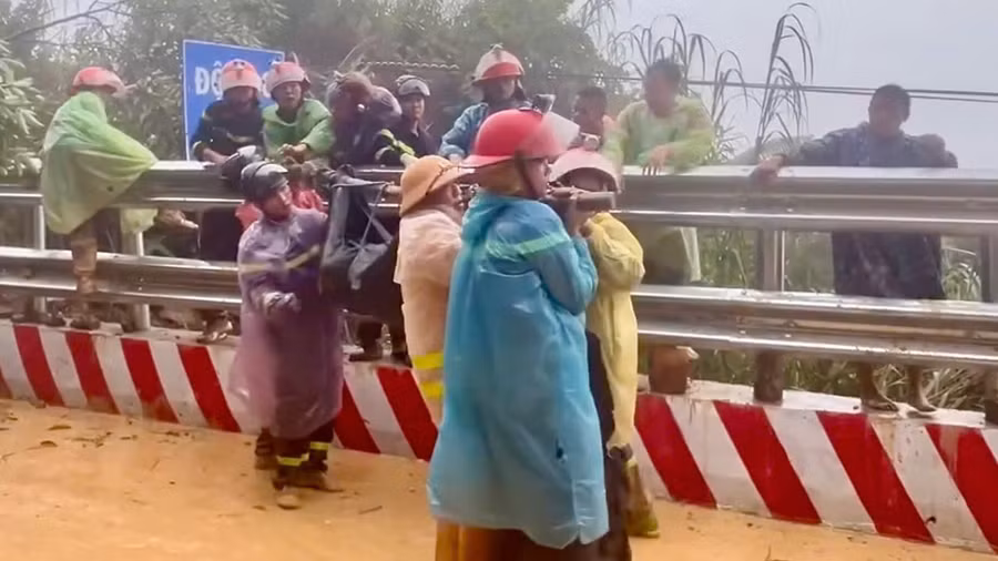 Đưa thi thể 2 nạn nhân cuối cùng ra khỏi xe khách trên đèo Khánh Lê.