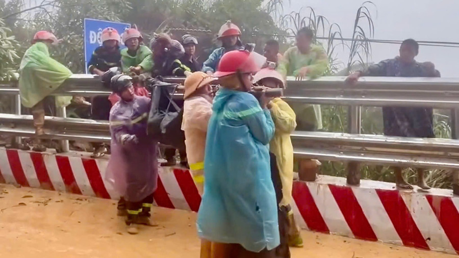 Đưa thi thể 2 nạn nhân cuối cùng ra khỏi xe khách trên đèo Khánh Lê.