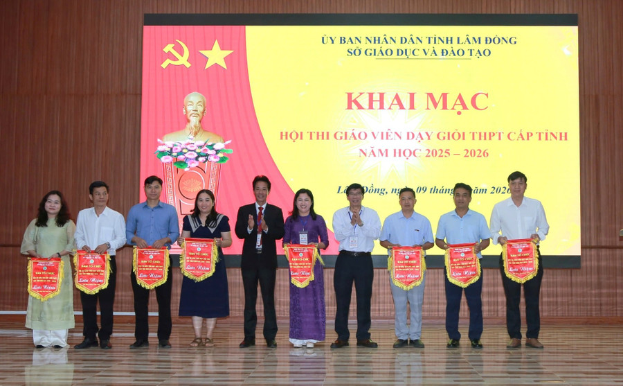 Trao cờ lưu niệm cho các trường có giáo viên dự thi. Ảnh: Nguyễn Hiền.