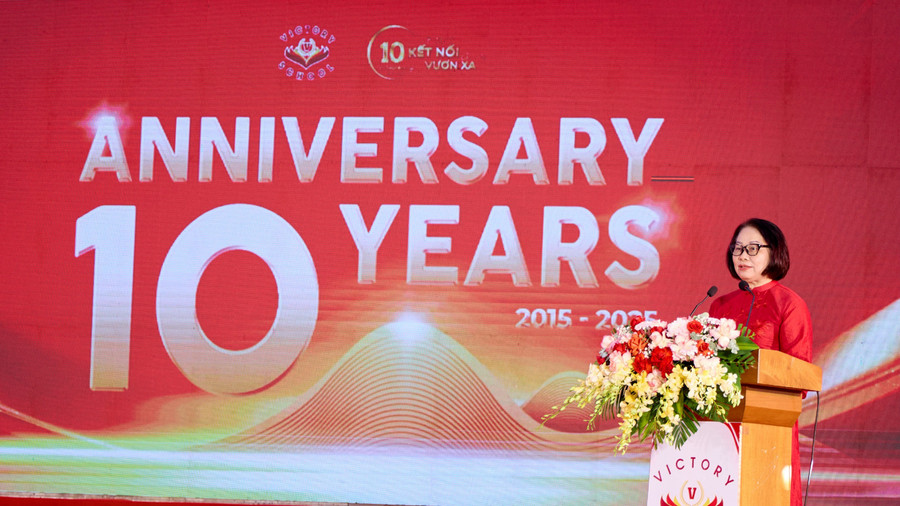 BàTrần Thị Thiết, Nhà sáng lập, Phó Chủ tịch nhà đầu tư Trường Tiểu học, THCS và THPT Victory phát biểu tại lễ kỷ niệm. img-0809-8165.jpg