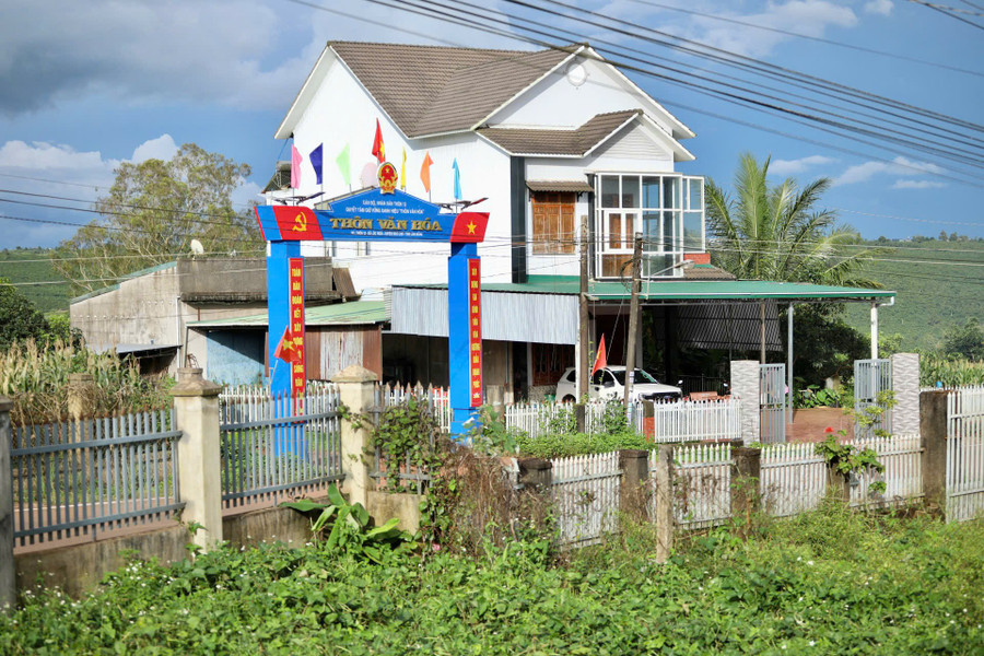 Giữa đồi cà phê bạt ngàn là những ngôi nhà khang trang. z7115202448417-26d3a5ef8107d779994ee7a0aab1c494.jpg
