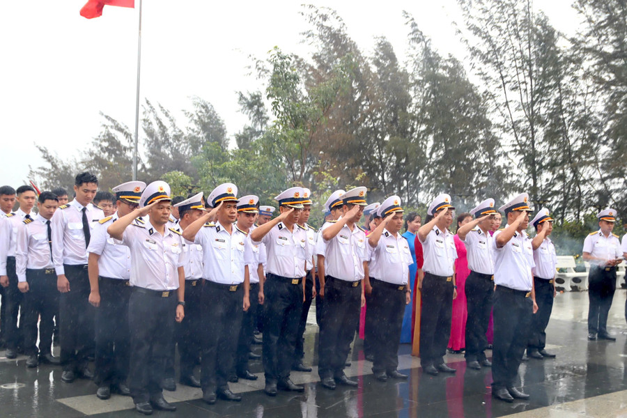 Lữ đoàn Không quân Hải quân 954 dâng hương tưởng niệm các Chiến sĩ Gạc Ma đã hy sinh.