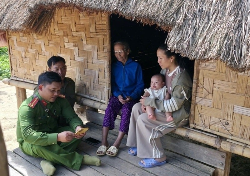 Công an xã La Dạ phổ biến phong trào “Bình dân học vụ số” đến người dân.