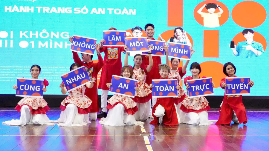 Học sinh tham gia giao lưu trong buổi tuyên truyền