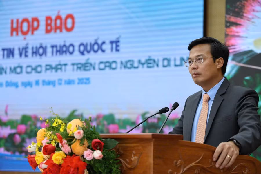 Phó Chủ tịch UBND tỉnh Lâm Đồng Đinh Văn Tuấn phát biểu tại họp báo.