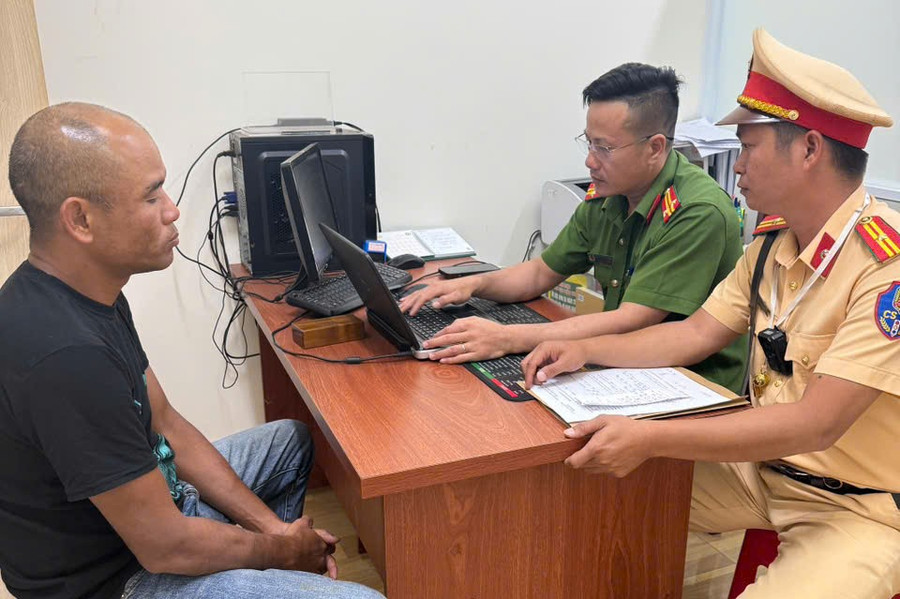 Đối tượng Trần Minh Hoàng được đưa về Cơ quan Công an.