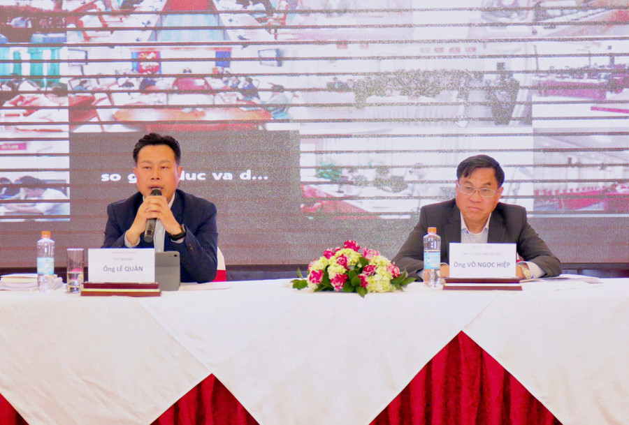 Thứ trưởng Bộ GD&ĐT Lê Quân và Phó Chủ tịch UBND tỉnh Lâm Đồng Võ Ngọc Hiệp đồng chủ trì hội nghị.