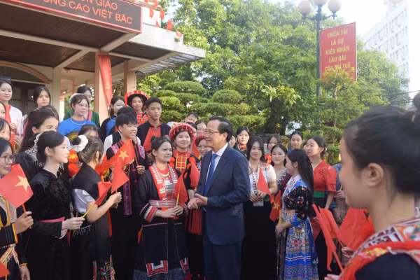 Bộ trưởng Bộ Dân tộc và Tôn giáo Đào Ngọc Dung gặp gỡ học sinh Trường PT Vùng Cao Việt Bắc.