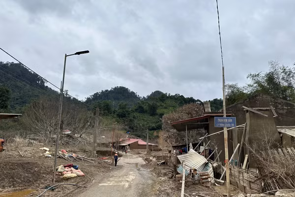 Thôn Kim Vân, xã Văn Lang, tỉnh Thái Nguyên tan hoang sau bão số 10 và số 11.