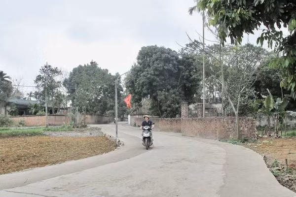 Anh Vi Văn Thiện xóm Tân Phong, phường Linh Sơn là một trong những hộ dân tiêu biểu hiến 500m2 đất ruộng và vườn để triển khai dự án làm đường liên xóm, góp phần làm thay đổi diện mạo quê hương.