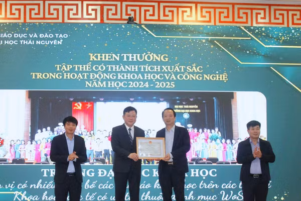 PGS.TS Hoàng Văn Hùng, Giám đốc Đại học Thái Nguyên trao khen thưởng cho tập thể Trường Đại học Khoa học.