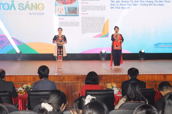 Nhóm tác giả khoa Ngữ Văn, Trường Đại học Sư phạm chia sẻ tại toạ đàm.