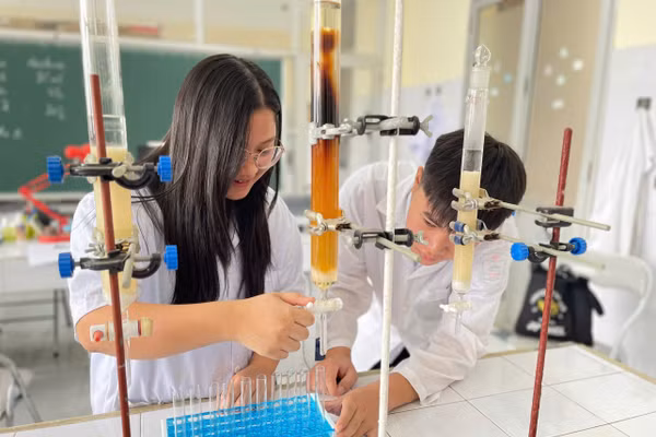 Học sinh Trường THPT Phú Lương nghiên cứu sản phẩm.