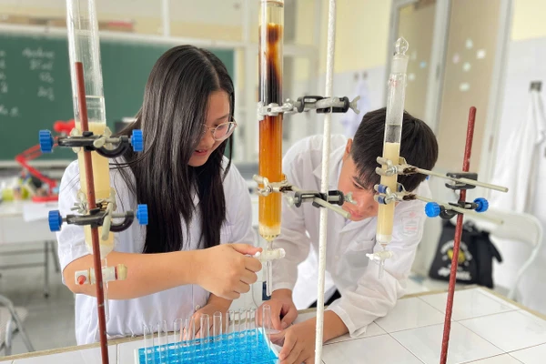 Học sinh Trường THPT Phú Lương nghiên cứu sản phẩm.