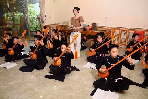 Lớp học hát then đàn tính thu hút nhiều học sinh tham gia.