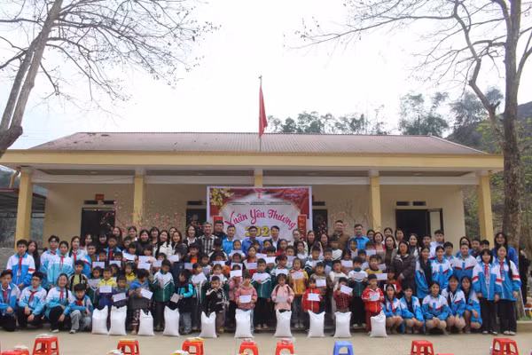 Trao quà cho học sinh Điểm trường Khe Cạn, xã Nam Hoà, tỉnh Thái Nguyên.