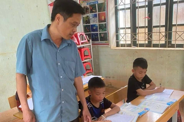 Thầy Hoàng Văn Kiếm luôn nỗ lực vì học trò vùng cao.