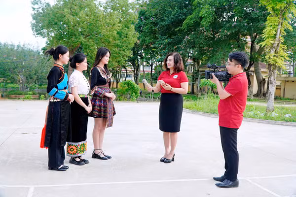 Nhà báo Hà Hồng Hạnh trong quá trình tác nghiệp.