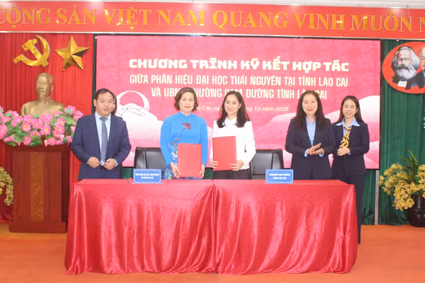 TS Nguyễn Hồng Liên, Phó Giám đốc Đại học Thái Nguyên, Giám đốc Phân hiệu Đại học Thái Nguyên tại tỉnh Lào Cai ký kết hợp tác với các đơn vị, địa phương.