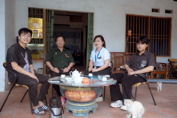 Cô và trò trường Đại học Kỹ thuật Công nghiệp thăm hỏi cựu chiến binh Hoàng Quang Tròn.