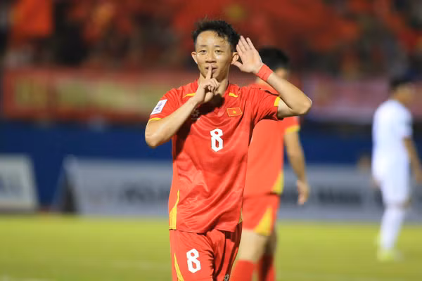 Châu Ngọc Quang chia tay tuyển Việt Nam vì chấn thương.