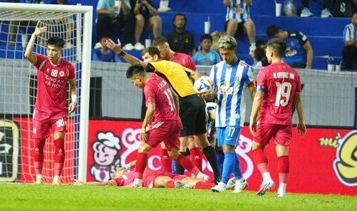 CLB Công an Hà Nội thua sốc Pathum United ở Cúp C1 Đông Nam Á.