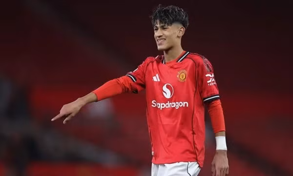 Tài năng 15 tuổi JJ Gabriel của Man United được nhiều đội bóng quan tâm.