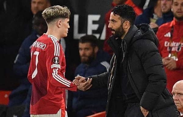 Man United bán Garnacho cho Chelsea.