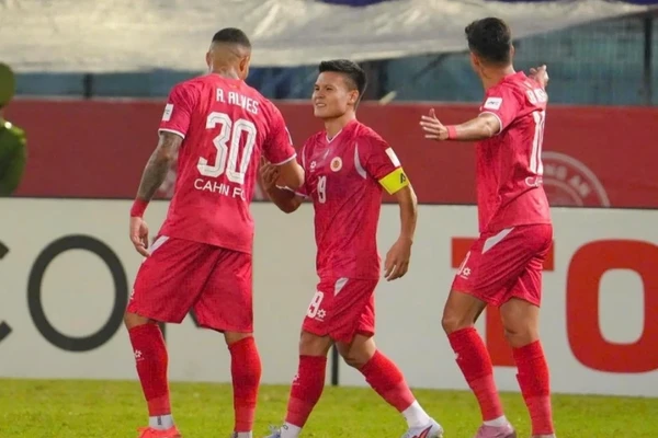 'Đại gia' V-League nhận tin sốc