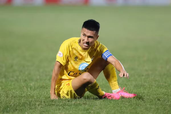 Doãn Ngọc Tân nghỉ hết lượt đi V-League vì chấn thương.