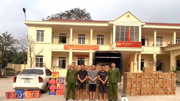 Các đối tượng cùng tang vật vụ án. (Ảnh: Công an tỉnh Phú Thọ).