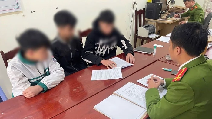 Các học sinh làm việc với cơ quan công an. (ảnh: Công an tỉnh Phú Thọ)