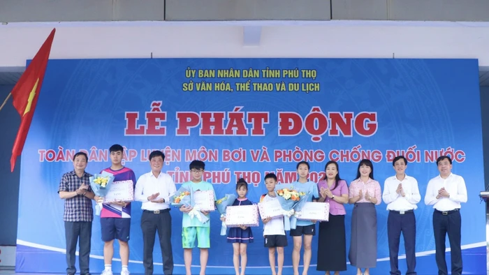 Ban tổ chức cùng các đại biểu tặng quà gồm kính bơi và vé bơi cho các câu lạc bộ.