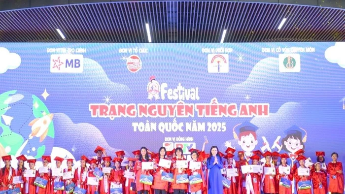 Ban Tổ chức trao giải Quán quân Trạng nguyên tiếng Anh và giải Trạng nguyên tiếng Anh cho các thí sinh xuất sắc.