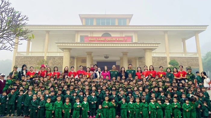 Các đại biểu và các bé trường Mầm non Cao Xá 1 thăm quan, trải nghiệm tại Bảo tàng Quân khu 2.