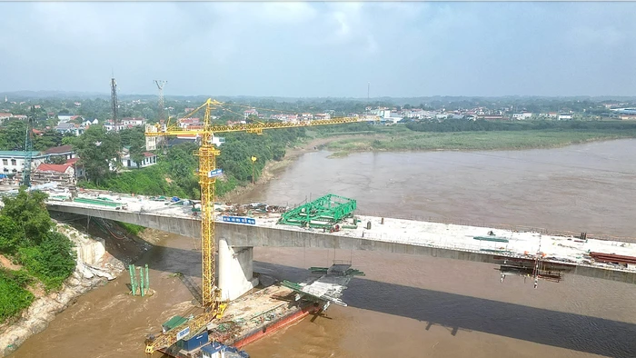 Đơn vị thi công đang nỗ lực hoàn thiện những hạng mục cuối cùng cầu Phong Châu mới ở Phú Thọ.
