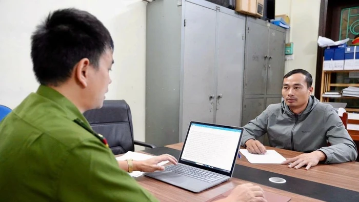 Đối tượng Đoàn Văn Đại (bên phải) tại cơ quan công an (ảnh: Công an tỉnh Phú Thọ).