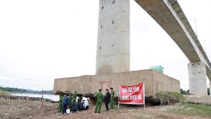 Lực lượng chức năng khám nghiệm hiện trường tại cầu Sông Lô (ảnh: Công an tỉnh Phú Thọ)