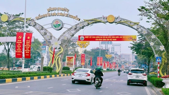 Phường Vĩnh Phúc khoác lên mình diện mạo tươi mới, rực rỡ sắc cờ hoa, pano, áp phích tuyên truyền trên khắp các tuyến đường, khu dân cư, cơ quan, đơn vị.