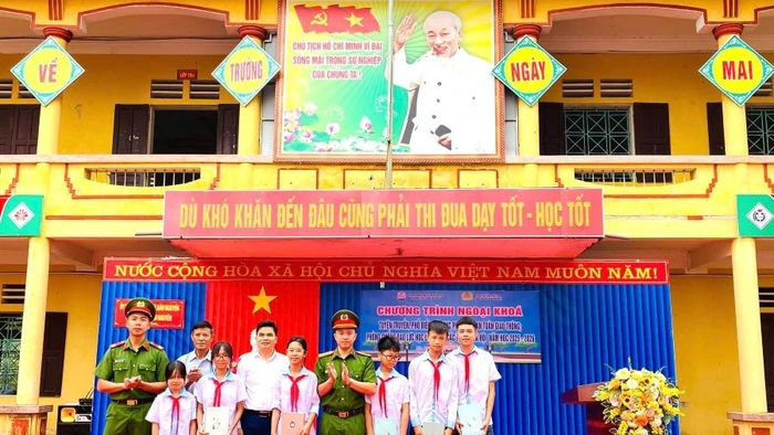 Ban tổ chức tặng quà cho các em học sinh trường THCS Bản Nguyên có số lần trả lời đúng câu hỏi của chương trình nhiều nhất.