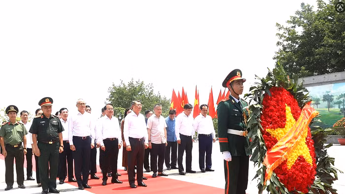 Thủ tướng Lê Minh Hưng cùng đoàn công tác dâng hương, dâng hoa tưởng niệm các Anh hùng liệt sĩ tỉnh Phú Thọ.