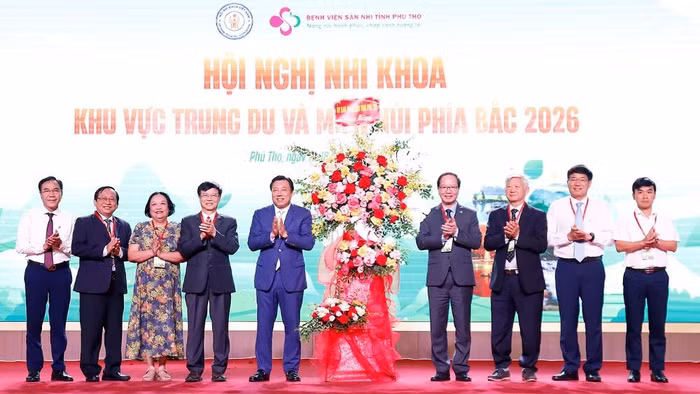 Ông Nguyễn Huy Ngọc - Phó Chủ tịch UBND tỉnh Phú Thọ (thứ 5 từ trái sang) tặng hoa chúc mừng hội nghị (ảnh Huyền Trang).