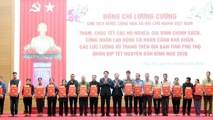 Chủ tịch nước Lương Cường và ông Nguyễn Phi Long, Phó Bí thư Đảng ủy Ủy ban Trung ương MTTQ Việt Nam trao quà cho các hộ nghèo, gia đình chính sách trên địa bàn tỉnh Phú Thọ.