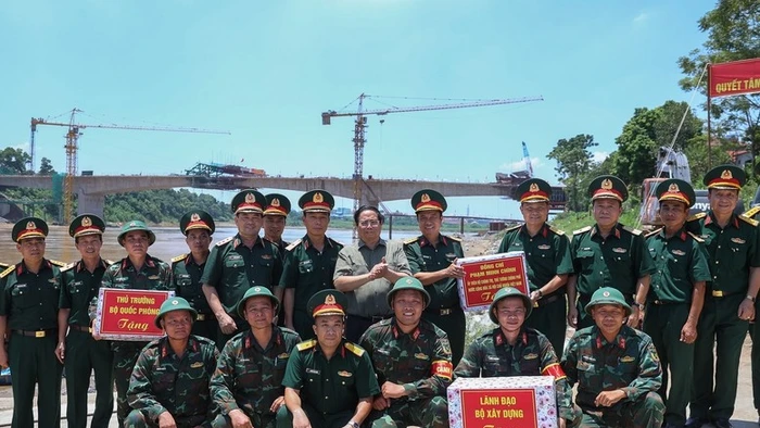 Thủ tướng tặng quà động viên cán bộ, chiến sĩ Lữ đoàn 249, Binh chủng Công binh (Bộ Quốc phòng) – Ảnh: VGP/Nhật Bắc.